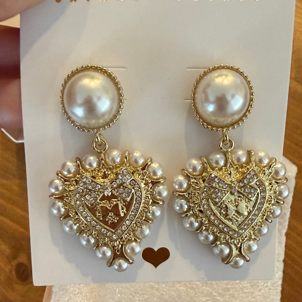 UNTAMED PETALS BY AMANDA JUDGE Gold and Pearl Heart Earrings - Picture 2 of 4